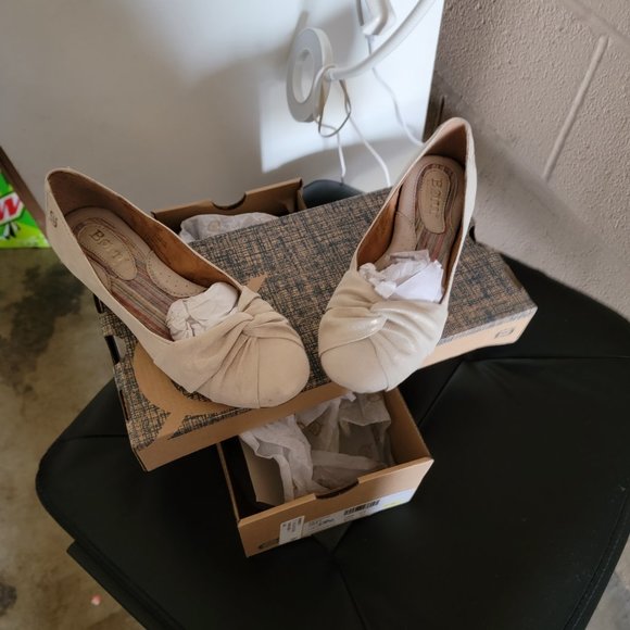 BRAND NEW INBOX BORN WOMENS FLATS Size 6.5 - Picture 3 of 3